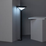 Balise sur pied LED noire en métal, tête triangulaire lumineuse, fixation au sol