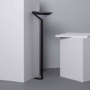 Balise sur pied LED noire en métal au design angulaire, tête plate, fixation au sol