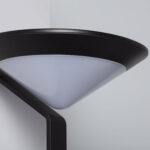 Balise LED extérieure noire à diffuseur conique et bras de fixation métallique