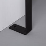 Balise sur pied noire, support métallique carré avec platine de fixation au sol