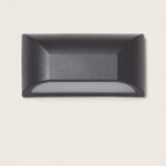 Balise murale extérieure gris anthracite rectangulaire, diffuseur opalin semi-circulaire, fixation en saillie, éclairage LED dirigé vers le bas