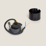 Balise murale encastrable noire, corps cylindrique et module LED avec câbles visibles