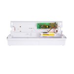 Balise de secours LED blanche en saillie, boîtier plastique ouvert montrant circuit et batterie