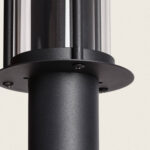 Balise de sol cylindrique en métal noir mat avec diffuseur vertical transparent et base de fixation à vis
