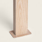 Balise sur pied brun clair aspect bois, section carrée avec platine de fixation