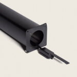 Balise sur pied cylindrique noire en aluminium, embase carrée avec fixations et câble de connexion