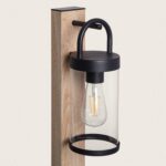 Balise sur pied poteau brun clair aspect bois, lanterne métal noir et cylindre en verre transparent