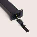 Balise sur pied noire en aluminium avec platine de fixation et câble de terre visible