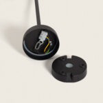 Balise sur pied noire, boîtier ouvert montrant câblage et socle de fixation séparé