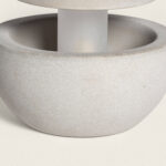 Balise sur pied en ciment gris clair, base arrondie creuse et mât cylindrique avec diffuseur