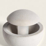 Balise sur pied en ciment gris clair à coupole ronde, finition granuleuse