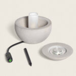 Balise sur pied en ciment gris, forme ronde, socle et module lumineux encastré avec câble de connexion