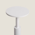 Balise sur pied blanche en aluminium à tête plate ronde, finition lisse