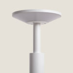 Balise sur pied blanche en aluminium, tête plate circulaire et mât cylindrique