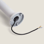 Balise sur pied blanche en aluminium cylindrique, base à vis et câble électrique apparent