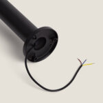 Balise sur pied en aluminium noir, base ronde et câbles d'alimentation visibles