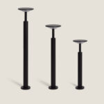 Balise sur pied noire cylindrique à tête plate ronde, ensemble trois hauteurs