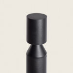 Balise sur pied noire finition mate, tête cylindrique pour éclairage extérieur