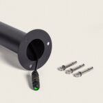 Balise sur pied extérieure noire, tube cylindrique mat avec socle percé, câble connecteur et vis de fixation