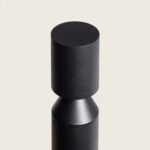 Balise sur pied extérieure noire en métal mat, corps cylindrique