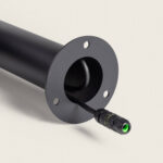 Balise sur pied en aluminium noir mat, platine de fixation circulaire et câble avec embout vert