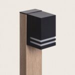 Balise sur pied carrée noire en aluminium, bandes lumineuses frontales, montée sur poteau bois pour éclairage extérieur