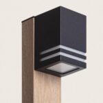 Balise sur pied extérieure carrée aluminium noir avec bandes lumineuses horizontales et diffuseur inférieur montée sur poteau bois
