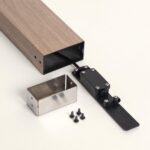 Balise sur pied extérieure profil aluminium aspect bois avec support de fixation et vis