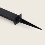 Piquet de fixation noir en plastique avec embase carrée pour balise sur pied