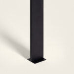 Balise sur pied noire, colonne rectangulaire en métal mat avec base carrée de fixation