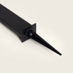 Balise sur pied noire avec piquet pointu et platine carrée