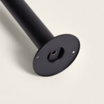 Balise sur pied aluminium noir, tube cylindrique mat avec platine de fixation ronde