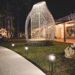 Balise sur pied extérieure noire en métal, lampe LED sur tige pour éclairer une allée de jardin