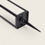 Balise sur pied noire en aluminium mat avec piquet de fixation conique et corps cage rectangulaire