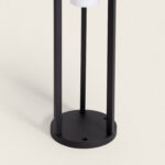 Balise sur pied noire en métal, base circulaire, trois montants verticaux et diffuseur blanc