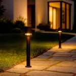 Balise solaire sur pied noire en métal cylindrique pour allée extérieure, lumière chaude