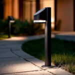 Balise sur pied solaire 50 cm aluminium noir mat tête inclinée avec bande LED