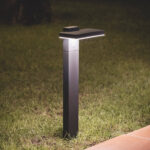 Balise sur pied solaire en aluminium noir mat, tête rectangulaire plate, détecteur de mouvement, fixation au sol