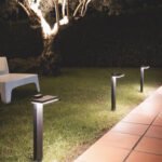 Balise sur pied solaire noire en aluminium, éclairage LED dirigé vers le sol