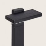 Balise sur pied solaire noire, tête plate rectangulaire avec panneau texturé et mât carré