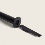 Balise sur pied extérieure noire en aluminium avec piquet et platine de fixation finition mate