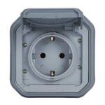 Prise Schuko encastrable grise en plastique avec capot rabattable et bornes visibles