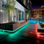 Ruban LED extérieur RGB multicolore installé le long de jardinières et marches