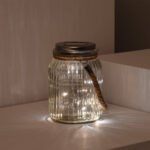 Bocal en verre strié avec LED solaires, anse en corde et couvercle à panneau solaire