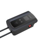 Borne de recharge compacte noire, boîtier plastique mat, écran et touches, double câble et bouton rouge d'arrêt