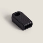 Bouchon d'extrémité noir en plastique pour câble plat, ouverture rectangulaire et œillet d'accrochage