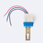 Capteur crépusculaire boîtier blanc et bleu, trois fils colorés et plaquette métallique de fixation