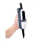 Chargeur portable pour voiture électrique blanc et noir, boîtier compact à poignée avec câble souple