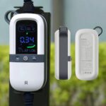 Chargeur portable pour voiture électrique blanc et noir, boîtier rectangulaire avec écran numérique et câble de recharge