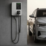 Chargeur de voiture électrique mural gris avec câble noir et écran de contrôle